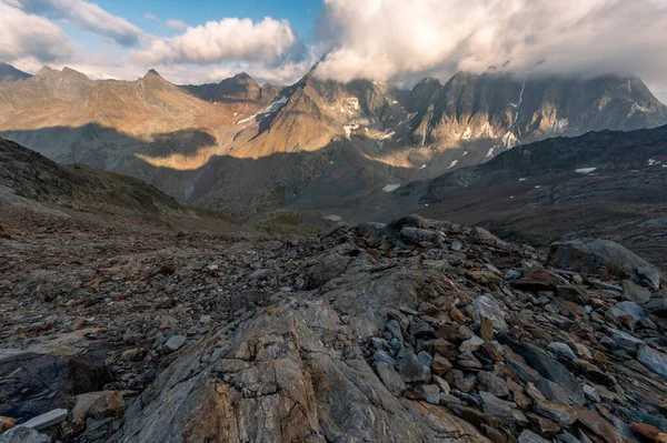 Panorama Dağların güzel sonbahar manzarası batan güneş ve Avustralya alplerindeki hohe tauern dağlarındaki renkli gökyüzü