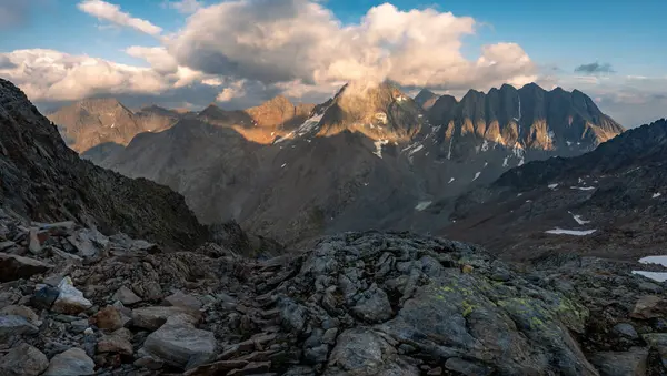 Panorama Dağların güzel sonbahar manzarası batan güneş ve Avustralya alplerindeki hohe tauern dağlarındaki renkli gökyüzü