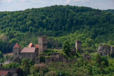 Avusturya 'daki Hardegg Kalesi, Çek Cumhuriyeti' nin Moravya kentindeki Podyj Meadows Ulusal Parkı