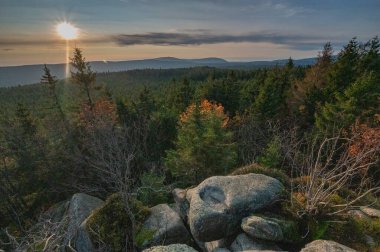 Günbatımı manzaralı sonbahar dağ ve orman manzarası ve Çek Cumhuriyeti 'nin Jizera dağlarındaki ağaçların sonbahar renkleri.