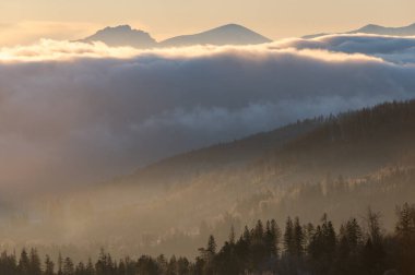 Çek Cumhuriyeti 'nin Beskydy dağlarında güneş doğarken ve sabah donarken tepelerde dağ manzarası