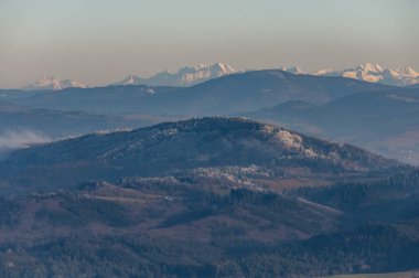 Çek Cumhuriyeti 'nin Beskydy dağlarında güneş doğarken ve sabah donarken tepelerde dağ manzarası