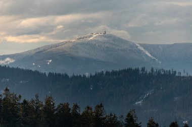 Çek Cumhuriyeti 'nin Beskydy dağlarında güneş doğarken ve sabah donarken tepelerde dağ manzarası