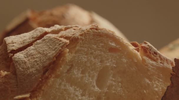 Ένα Άτομο Βάζει Πολύ Φρέσκο Ψωμί Στο Τραπέζι Κοντινές Επιχειρήσεις — Αρχείο Βίντεο