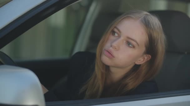 Молода Приваблива Жінка Водить Машину Вона Чекає Трафік Лає Інших — стокове відео