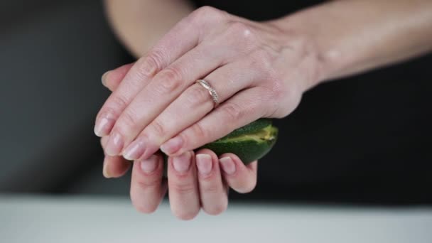 Female Hands Opening Ripe Avocado Half Slow Motion View Organic — Vídeo de Stock
