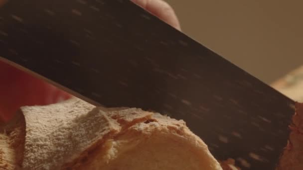 Людина Нарізає Хліб Повільним Рухом Крупним Планом Вигляд Ручного Різання — стокове відео