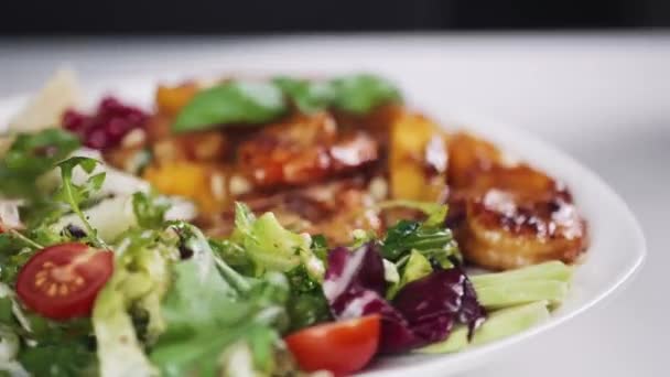Rotating Plate Seafood Salad Gourmet Dinner Concept Restaurant Dish Fried — Stock videók