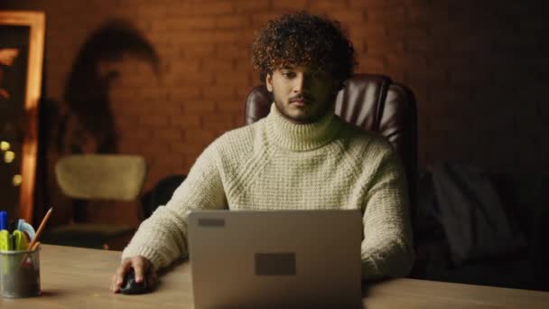 Front View Man Working Laptop His Desk Freelancer Curly Hair — Αρχείο Βίντεο