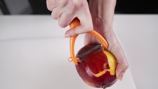 Slow Motion Video Woman Peeling Ripe Mango Person Using Peeler — Stock Video