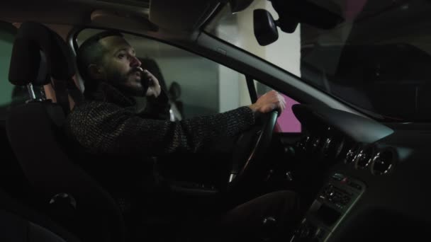 Nervous Driver Talking Phone Gesturing Emotionally Brunette Man Sitting Car — стоковое видео