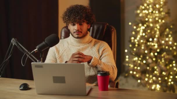 Curly Blogger Nikker Mens Lytter Podcast Drikker Kaffe Online Influencer – Stock-video