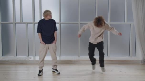Dance Battle Concept Breakdance Performers Showing Moves Two Guys Dancing — Wideo stockowe