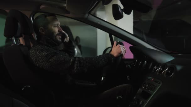 Emotional Man Talking Phone Squeezing Car Wheel Emotionally Side View — Αρχείο Βίντεο