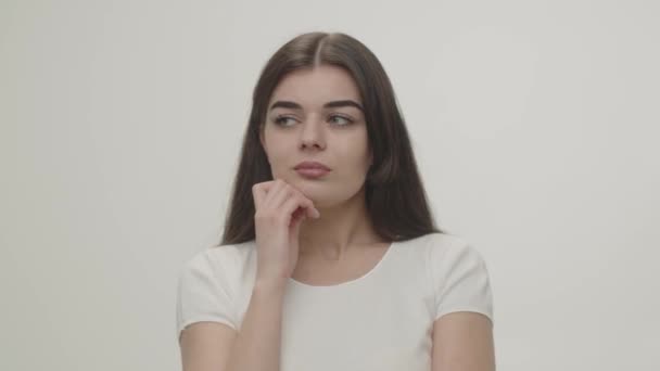 Vacker Flicka Ser Tankfullt Kameran Försöker Räkna Hur Man Ska — Stockvideo