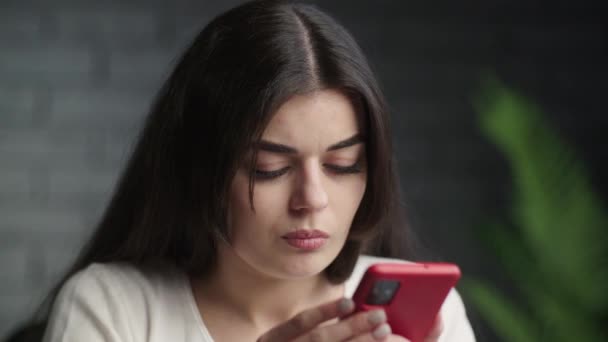 Attractive Woman Messaging Someone Female Smartphone User Typing Message Young — Vídeo de Stock