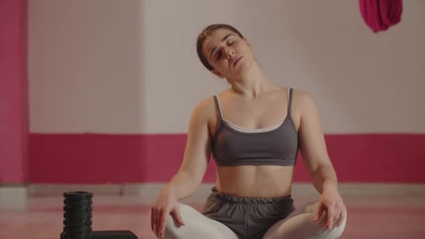 Mujer Joven Haciendo Ejercicios Cuello Trabajando Flexibilidad Chica Deportiva Sentada — Vídeos de Stock