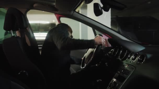 Stressed Driver Trying Put Safety Belt Side View Man Bad — Vídeo de Stock
