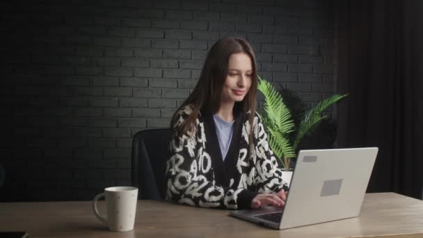 Freelancer Sorrindo Está Digitando Rápido Seu Laptop Uma Mulher Morena — Vídeo de Stock