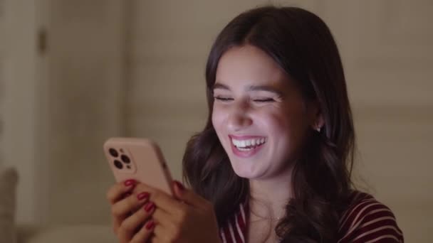 Hermosa Joven Ríe Mientras Video Teléfono Chica Sonriente Usando Teléfono — Vídeos de Stock