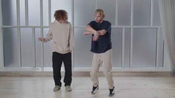 Pełen Widok Dwóch Młodych Mężczyzn Pokazujących Współczesne Ruchy Choreograficzne Taniec — Wideo stockowe