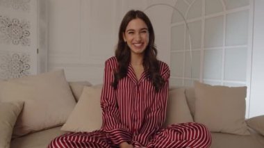 Gülümseyen bir kız abonelerine bir video mesajı kaydetmek için web kamerasını açar. Çizgili pijamalı bir kadın kanepeye oturur ve bir video bloğu vurur. Kameraya baş parmağını gösteren bir blogcunun ön görüntüsü. Yüksek