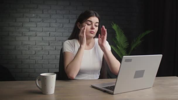 Müde Frau Mit Kopfschmerzen Von Ihrem Job Freiberuflerin Massiert Ihre — Stockvideo