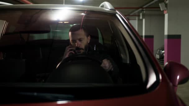 Brunette Man Talking Phone Holding Car Wheel Driver Making Call — Vídeo de Stock