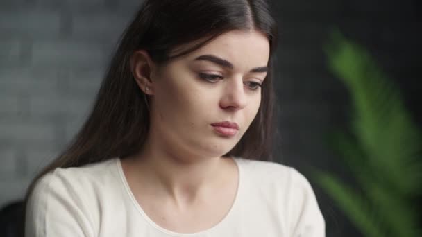 Грустная Молодая Женщина Чувствует Себя Одинокой Женщина Фрилансер Страдает Головной — стоковое видео