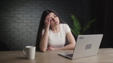 Bilgisayar klavyesinde yazı yazan ve alnını ovuşturan yorgun bir serbest yazar. Genç bir esmer kız elinde bir fincan kahveyle dizüstü bilgisayarın önünde oturuyor ve işverenden cevap bekliyor. Uzak çalışma fikri
