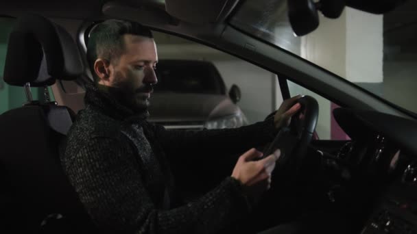Man Car Texting Message Leaving Parking Lot Brunette Driver Messaging — Vídeo de Stock