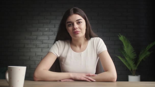 Pierwszy Rzut Oka Blogerka Wita Swoich Zwolenników Biała Dziewczyna Macha — Wideo stockowe
