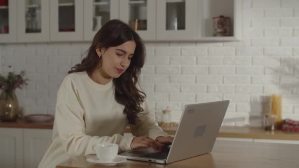 Видео Мрачной Женщины Закрывает Свой Ноутбук Пьет Кофе Белой Чашки — стоковое видео