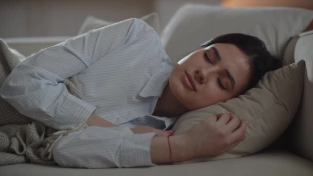 Przepracowana Kobieta Biurowej Koszuli Śpi Spokojnie Kanapie Nagranie Wnętrza Pięknej — Wideo stockowe