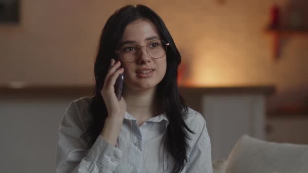 Молодая Деловая Женщина Очках Разговаривает Телефону Запись Брюнетки Рубашке Отвечающей — стоковое видео