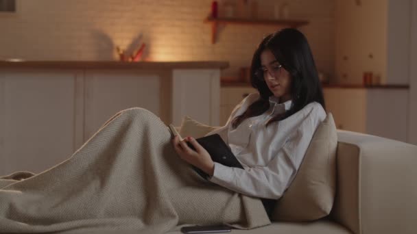 Brunette Girl Glasses Lying Sofa Taking Notes Notebook Young Businesswoman — Vídeo de Stock