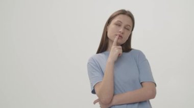 Esmer, parmağını çenesine koyar ve bir şeyler düşünür. Tavana bakan meditasyon yapan bir kadının videosu. Yüksek kalite 4k görüntü