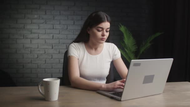 Sfrustrowana Dziewczyna Pracuje Laptopem Studentka Jest Wyczerpana Powodu Nauki Online — Wideo stockowe