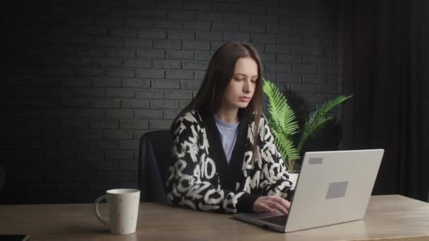 Poważna Kobieta Freelancer Pisze Komputerze Siedząc Studio Praca Zdalna Przy — Wideo stockowe
