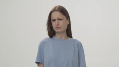 Hoşnutsuz kadın başını sallar ve kollarını sallar. Reddetme jestini elleriyle gösteren bir kadınla video. Yüksek kalite 4k görüntü