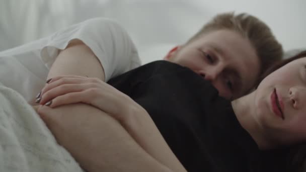 Casal Jovem Abraçando Cama Menina Morena Feliz Adormecer Seus Braços — Vídeo de Stock
