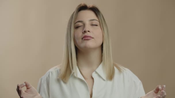 Blonde Kvinde Forsøger Falde Til Smuk Pige Inhalerer Udånder Med – Stock-video