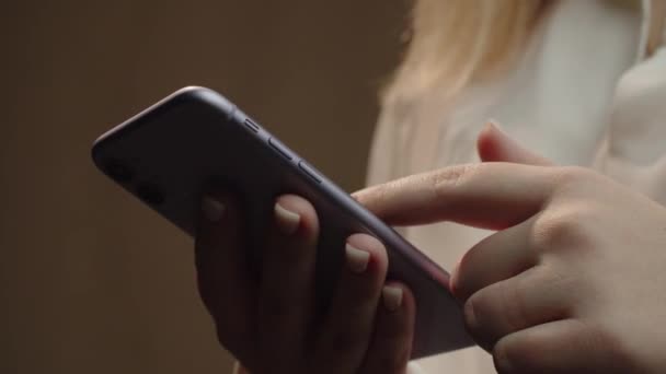 Обрезанный Вид Женщины Прокручивающей Ленту Телефоне Видео Девушки Использующей Свой — стоковое видео