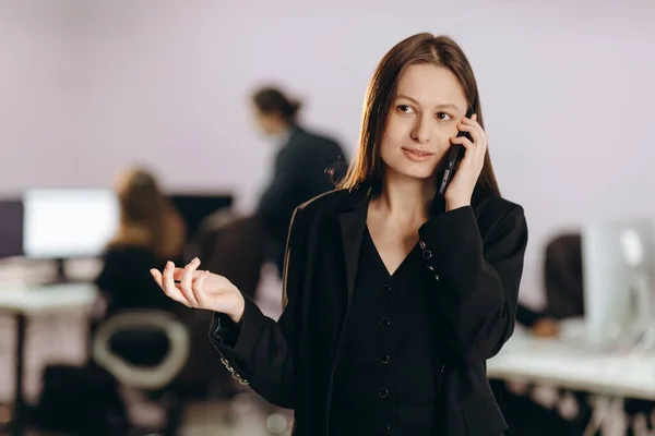 Female Entrepreneur Talking Phone Blurred Background Beautiful Businesswoman Black Outfit — Stock Photo, Image
