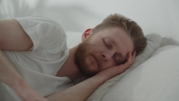 Homem Barbudo Dormir Cama Vídeo Tipo Europeu Cobrir Com Cobertor — Vídeo de Stock
