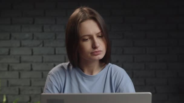 Γυναίκα Ελεύθερη Επαγγελματίας Γυρίζει Κεφάλι Της Στο Laptop Και Αρχίζει — Αρχείο Βίντεο
