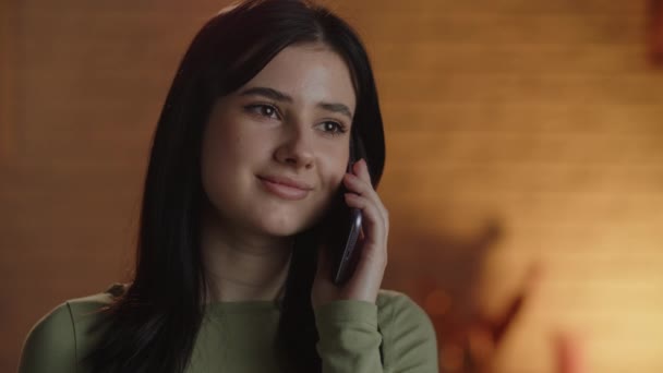 Крупным Планом Молодая Женщина Разговаривает Телефону Привлекательная Брюнетка Звонит Кому — стоковое видео
