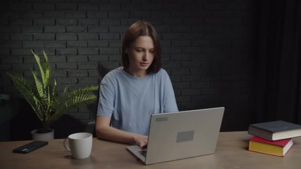Mentre Lavora Computer Portatile Una Donna Freelance Sperimenta Gioia Ricevere — Video Stock
