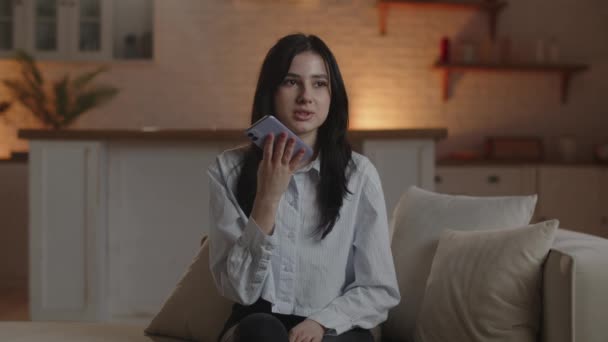 Chica Alegre Grabando Mensaje Voz Mujer Joven Sentada Sofá Hablando — Vídeos de Stock