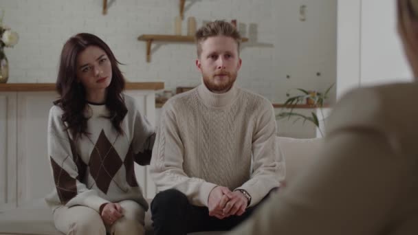 Ein Ehepaar Hört Sich Beim Empfang Eines Familienpsychologen Empfehlungen Eine — Stockvideo